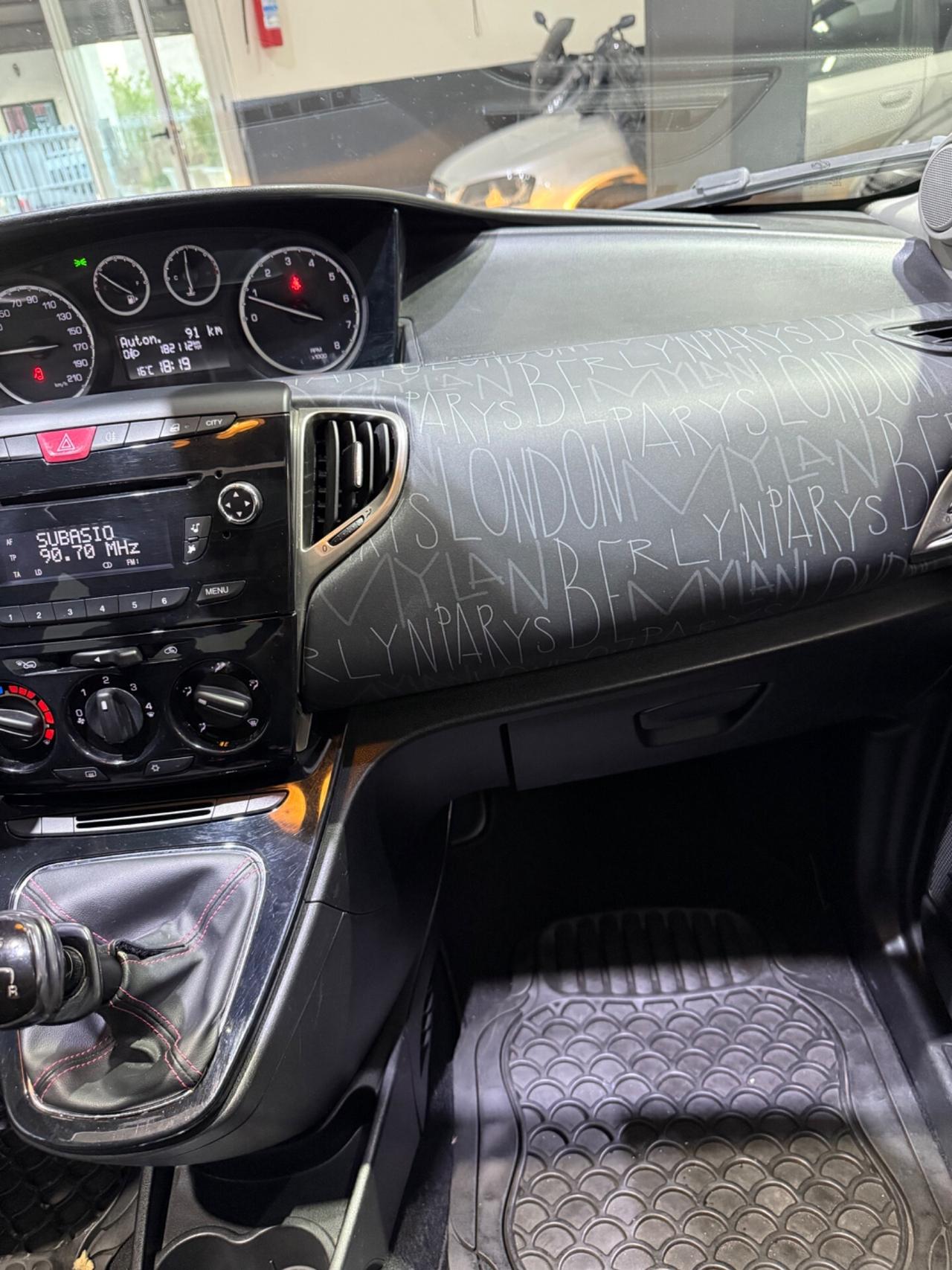 Lancia Ypsilon 1.2 69 CV 5 porte Elefantino rosa london paris