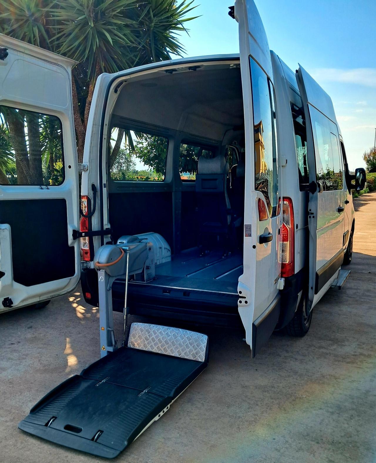 Renault Master 9 posti 3 carrozzine trasporto disabili pedana elettroidraulica