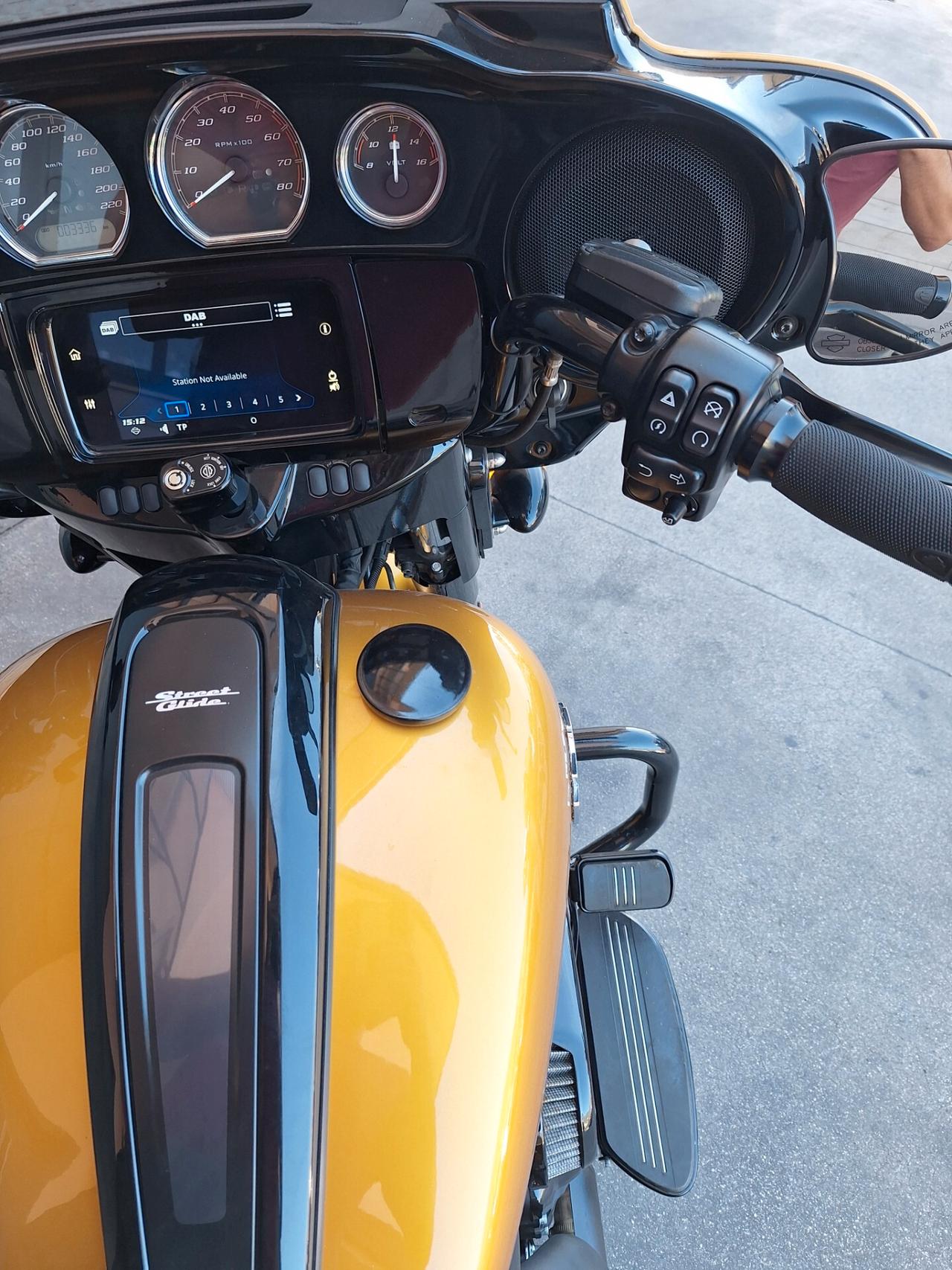 Harley-davidson Touring Street Glide Gold 114