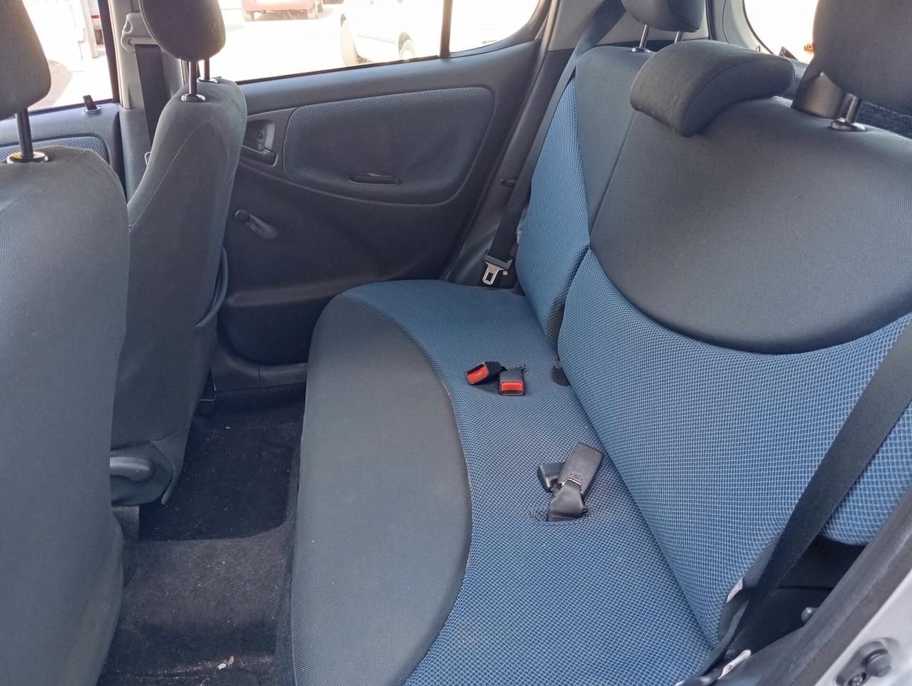 Toyota Yaris 1.0i 16V cat 5 porte Neopatentati
