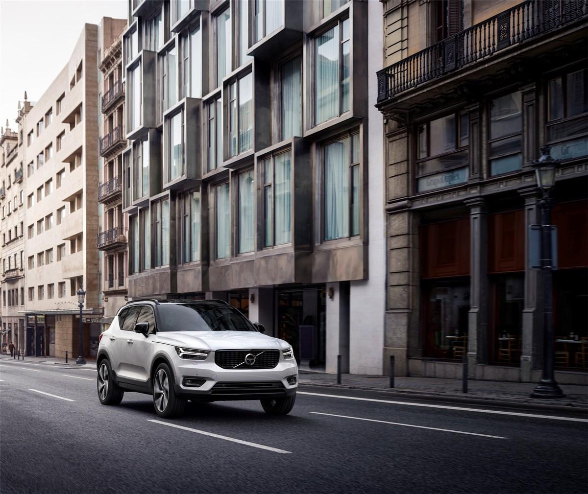 VOLVO XC40 - XC40 1.5 t5 phev R-design auto my21