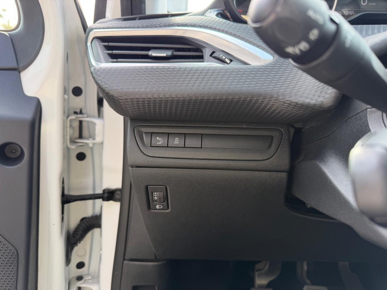 Peugeot 208 1.2 benzina Neopatentati