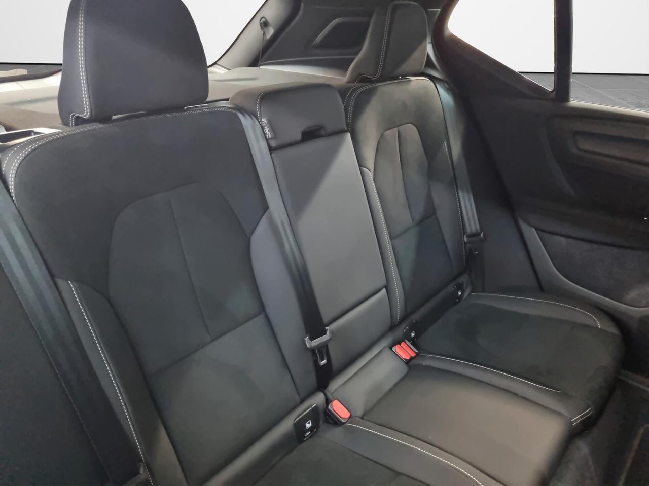 Volvo XC40 B3 automatico Ultimate Dark