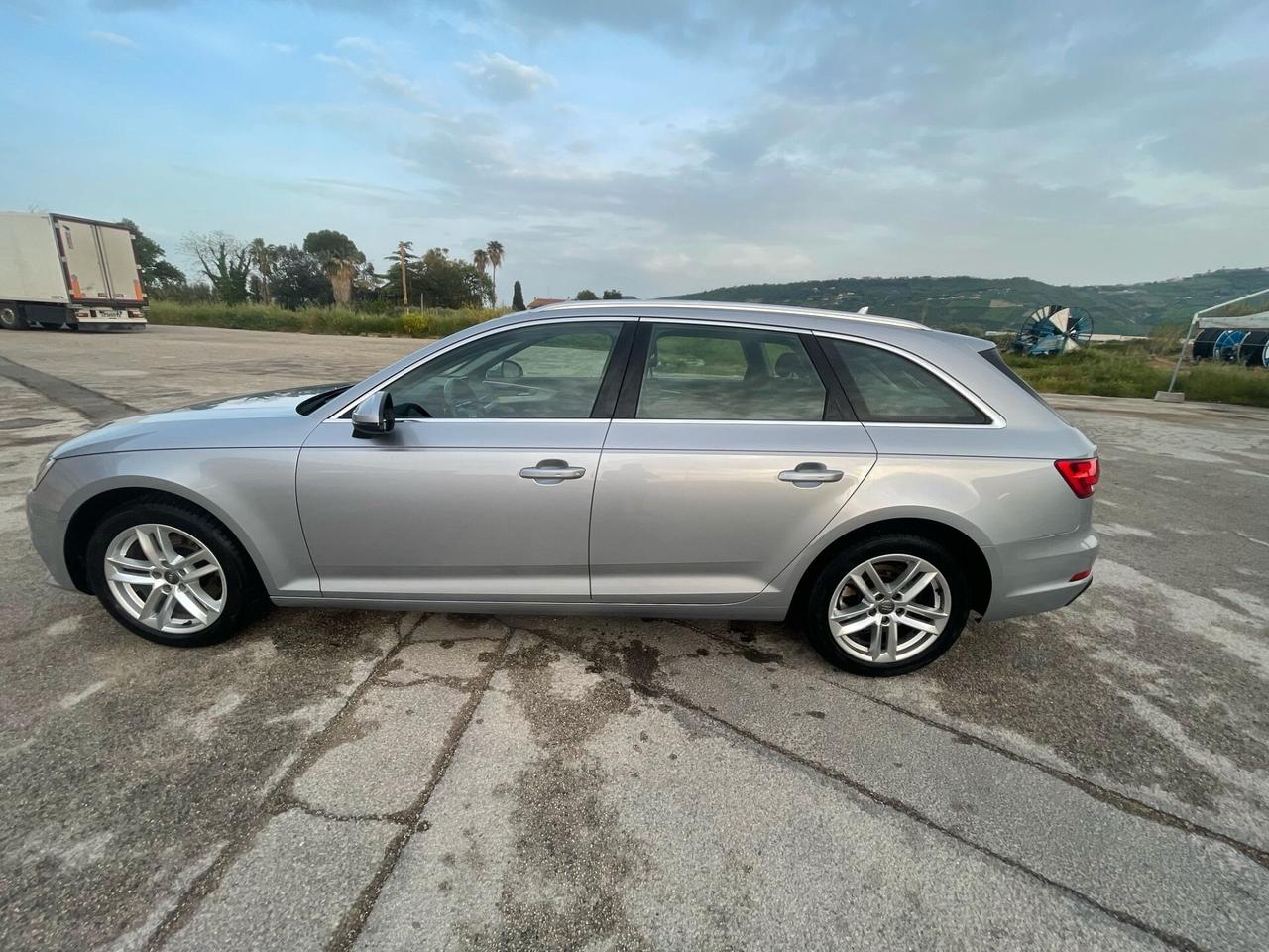 Audi A4 Avant 35 TDI 2.0 150 cv S-tronic S-line edition. Full optional