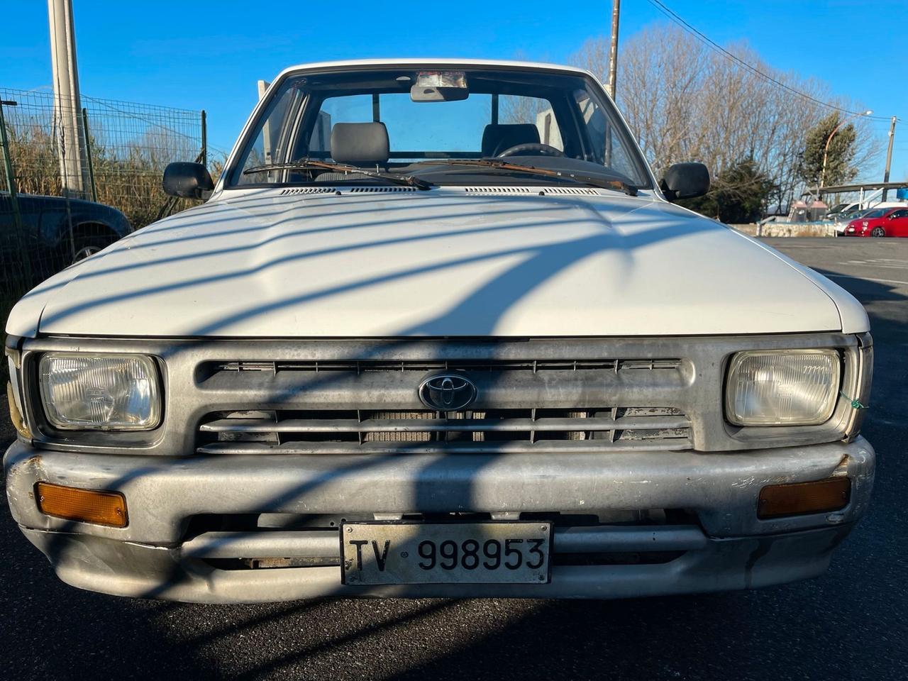 Toyota Hilux 2WD CON GANCIO TRAINO 138000 KM!!!