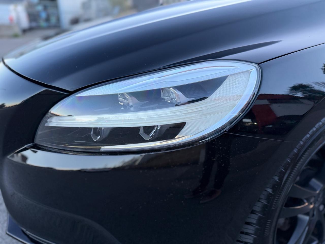 Volvo V40 D2 R-design Momentum