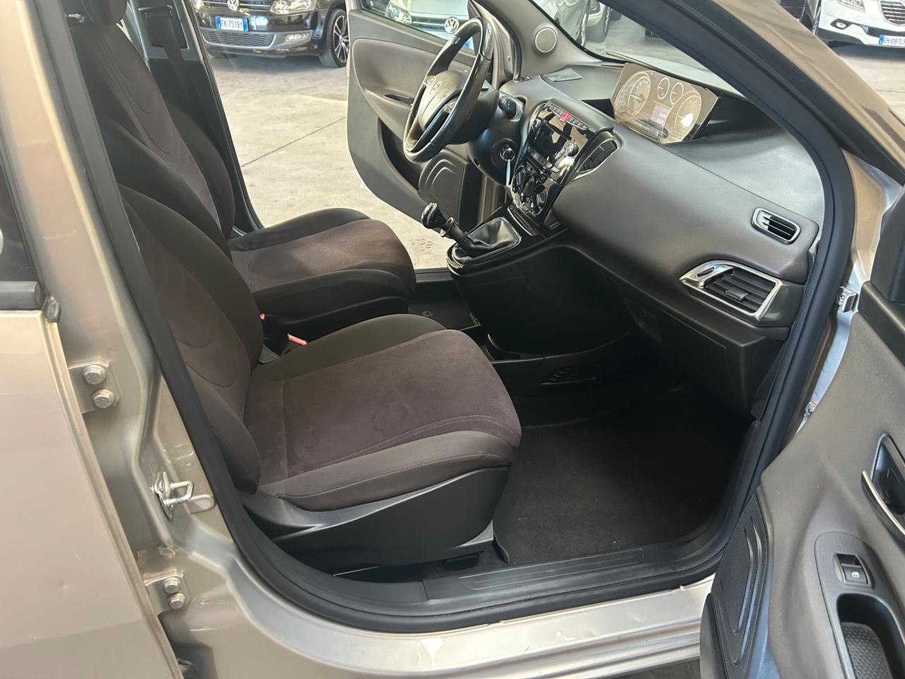 Lancia Ypsilon 0.9 TwinAir 85 CV 5 porte Metano Ecochic Silver