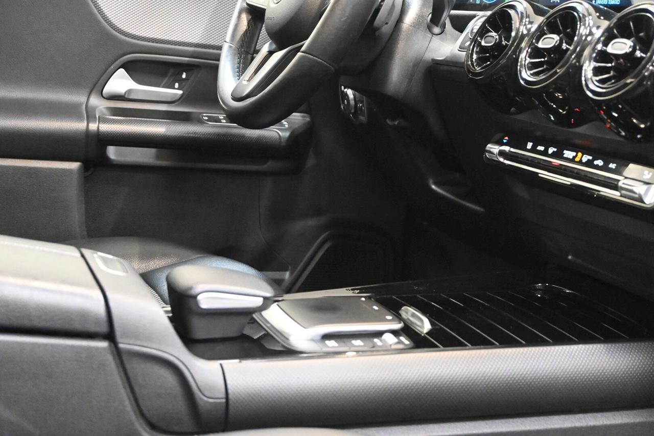 MERCEDES GLB (X247) GLB 200 d Automati...