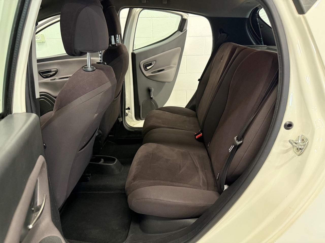 Lancia Ypsilon 0.9 TwinAir 85 CV 5 porte Metano Ecochic Silver