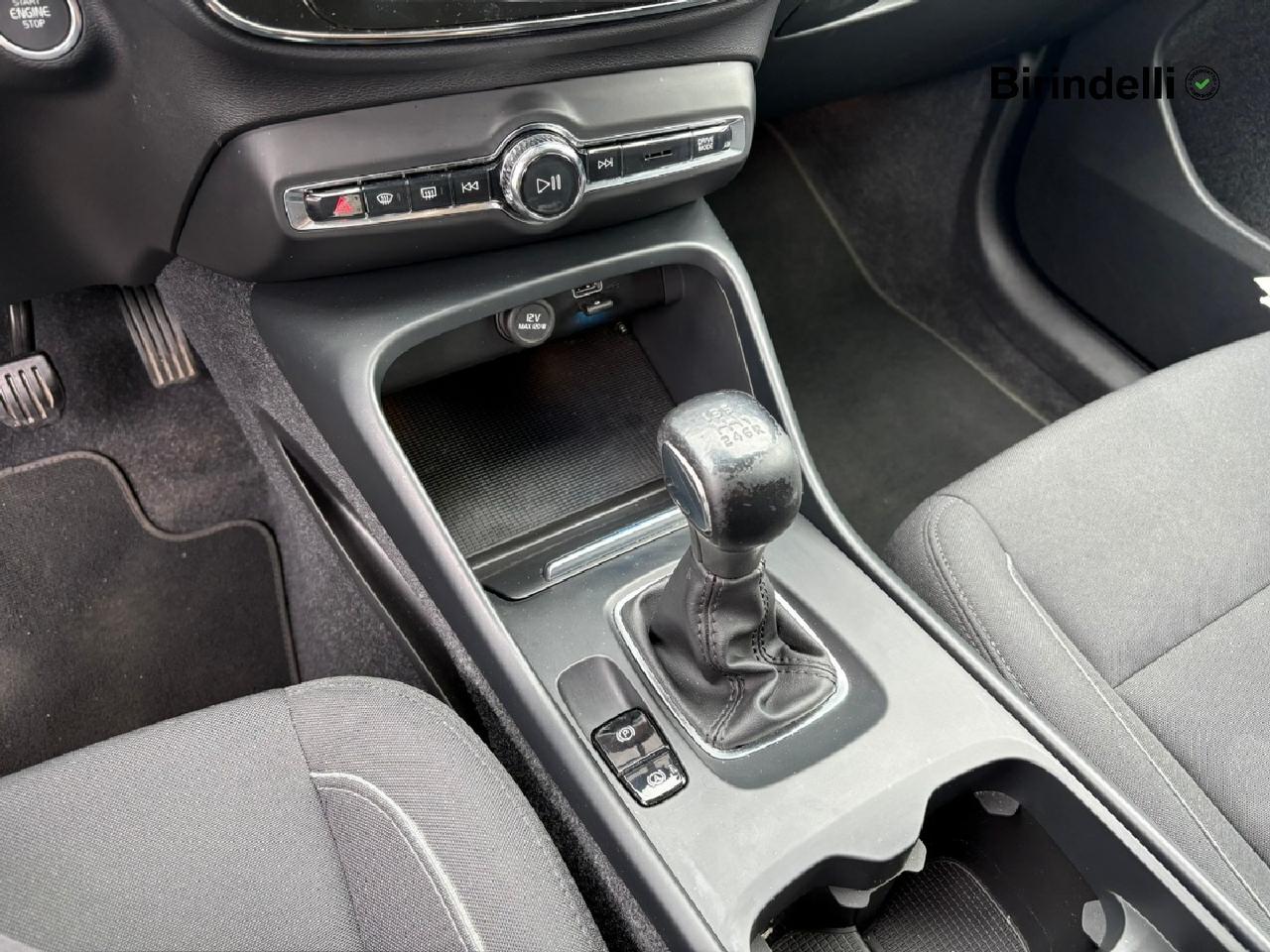 VOLVO XC40 (2017-->) - XC40 T2 Momentum Core