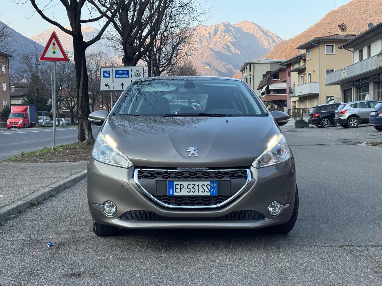 Peugeot 208 1.2 VTi 82 CV 5 porte Allure - OK NEOPATENTATI - SENSORI POSTERIORI - COMPUTER DI BORDO - FINITURE CROMO