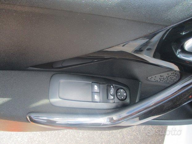 Peugeot 208 Peugeot 208 208 PURE TECH 1.2 BENZ 82