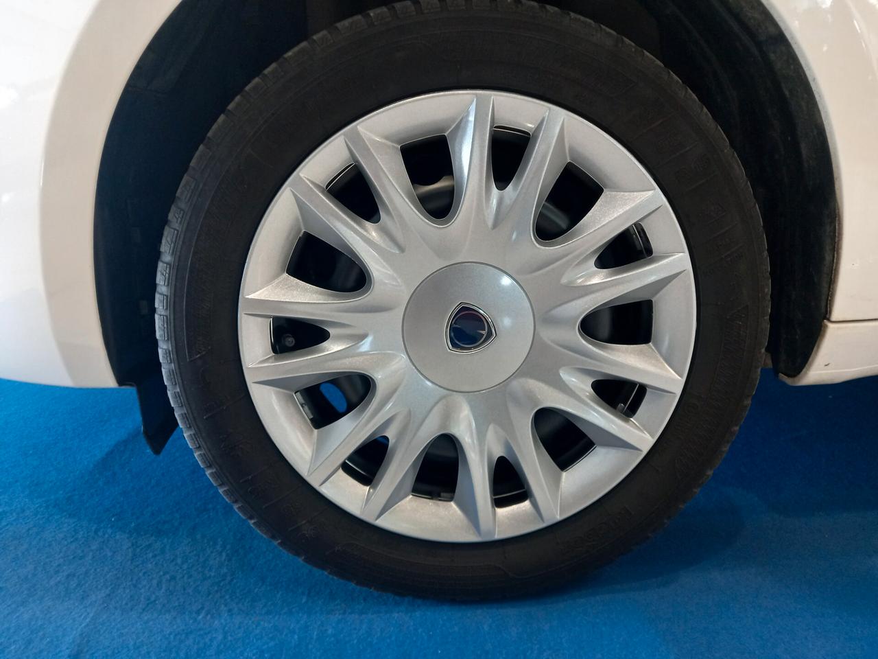 Lancia Ypsilon 1.2 69 CV 5 porte Silver