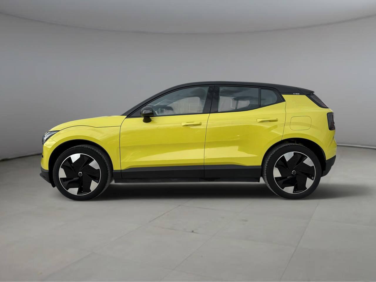 VOLVO EX30 Plus Single Motor Extended Range