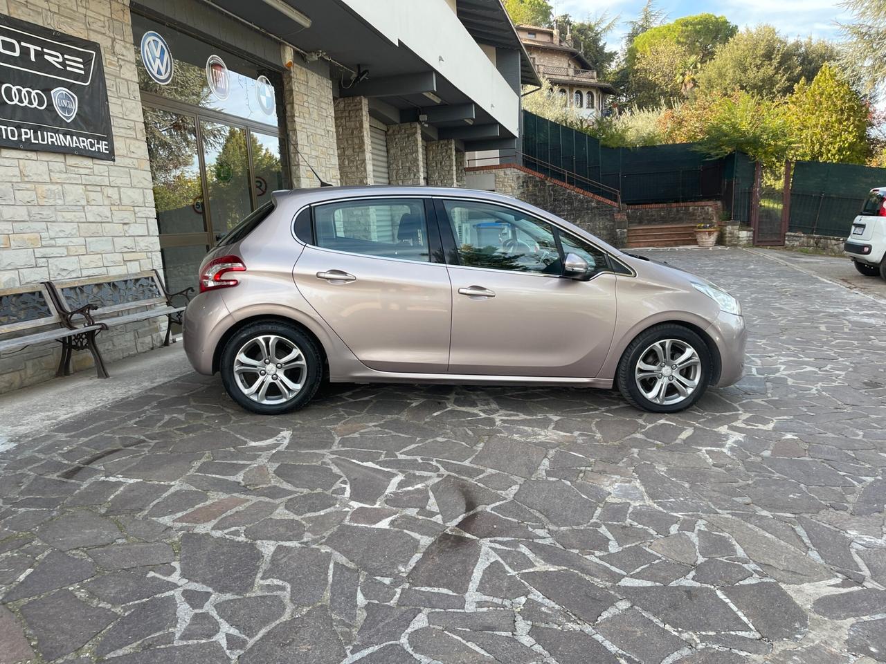 Peugeot 208 1.4 HDi 68 CV 5 porte Business NEO PATENTATI