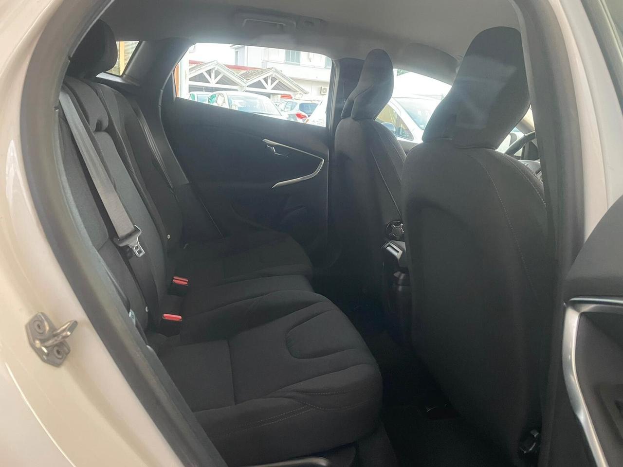 Volvo V40 D2 R-design Momentum