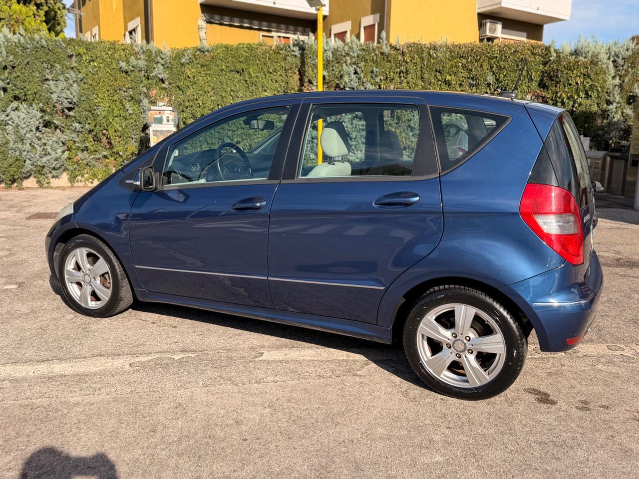 MERCEDES A180 automatico benzina neopatentati