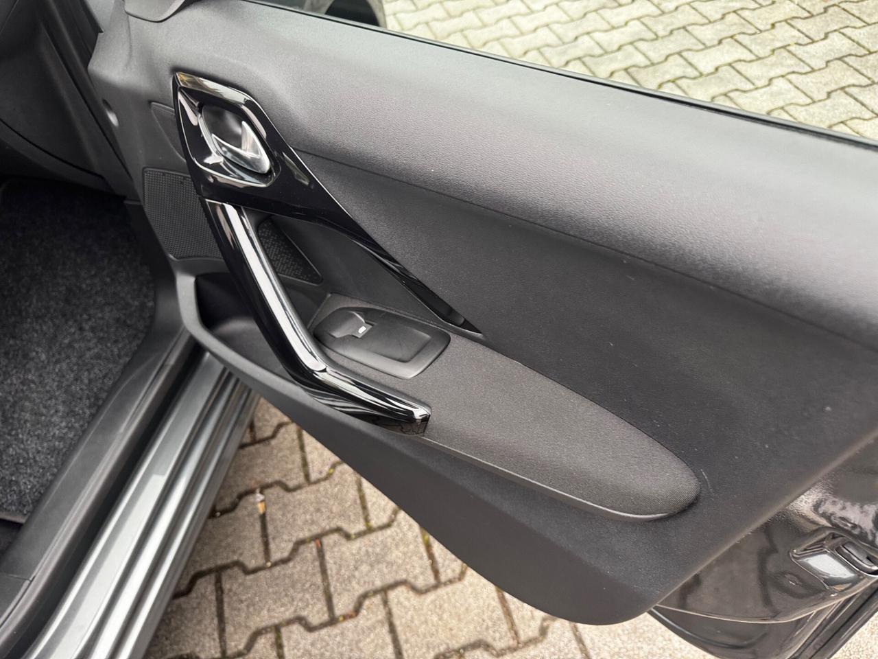 Peugeot 208 PureTech 82 5 porte Allure neopatentati