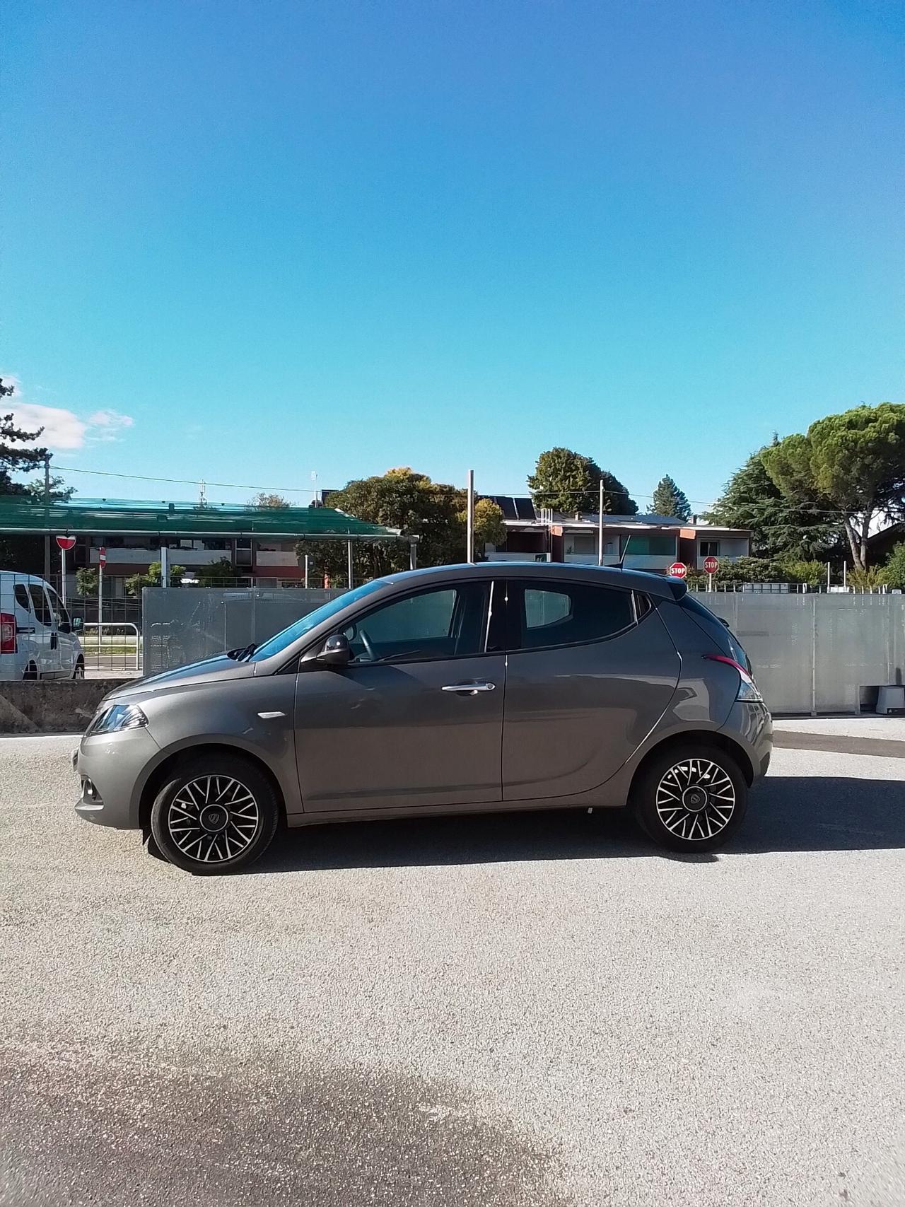 Lancia Ypsilon 1.0 FireFly 5 porte S&S Hybrid Platino