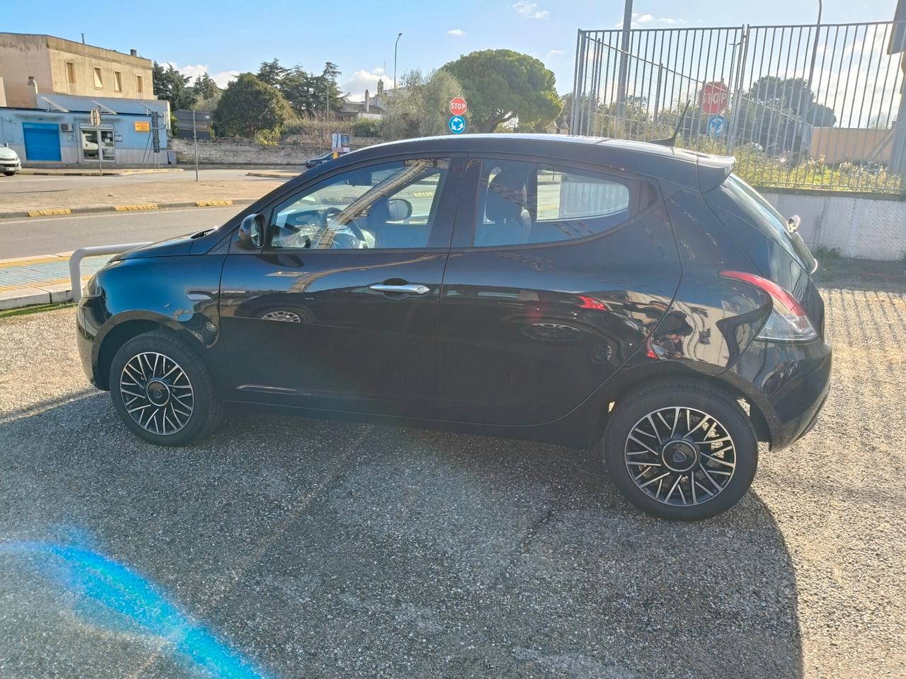 Lancia Ypsilon 1.0 70CV Hybrid Platino