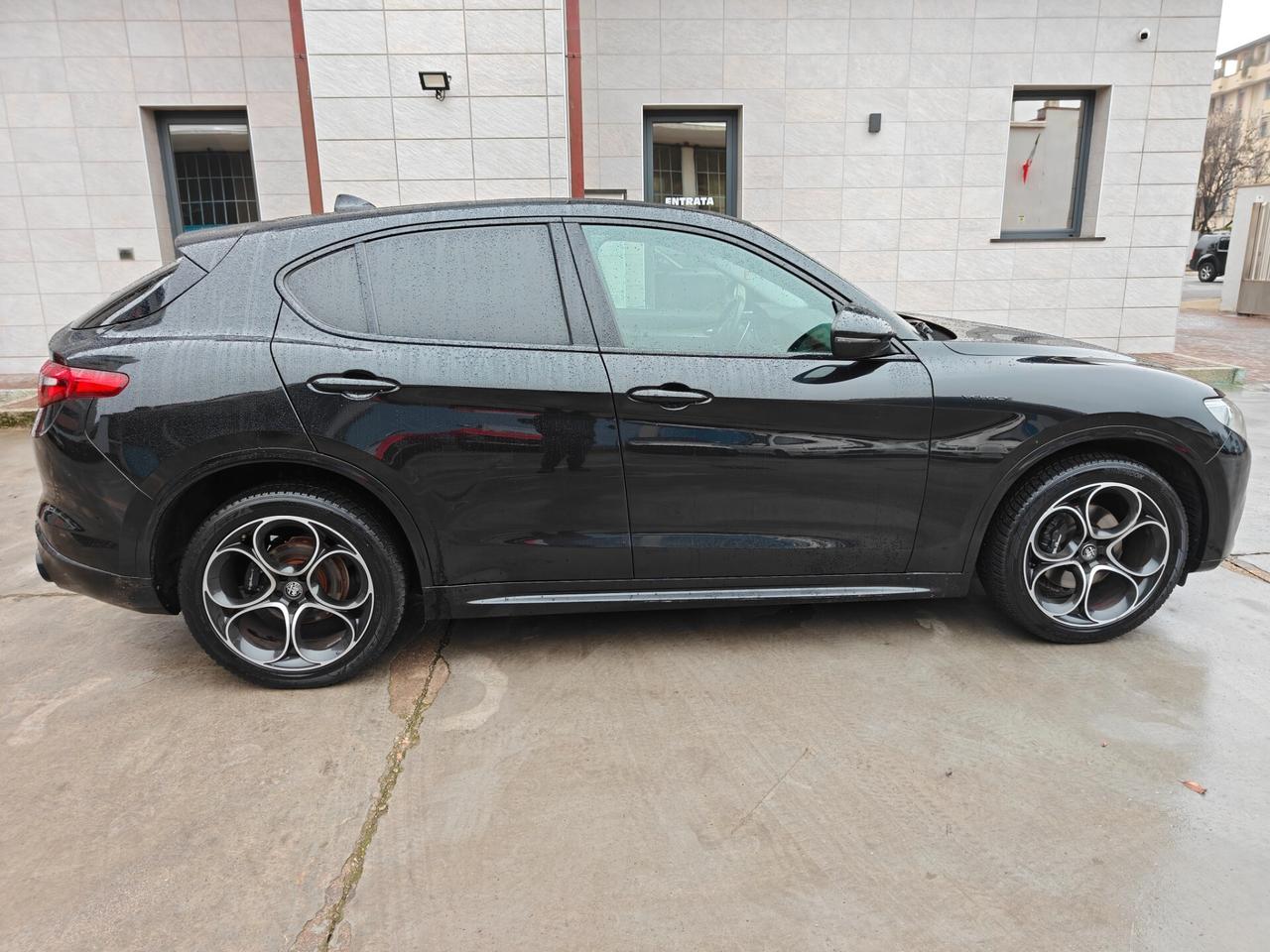 Alfa Romeo Stelvio Q4 Veloce total black