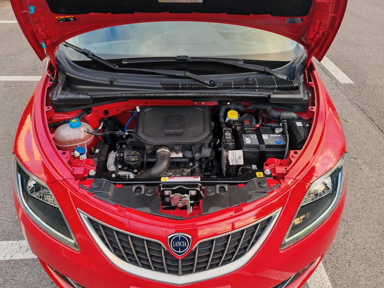 Lancia Ypsilon 5 porte Hybrid Incidentata