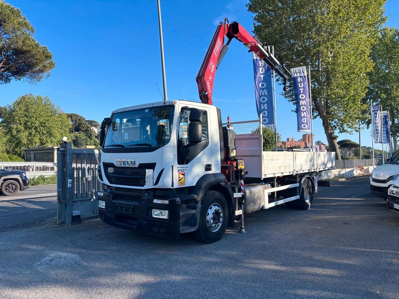 Iveco Stralis 190S310 con gru Palfinger moedello PK 13500