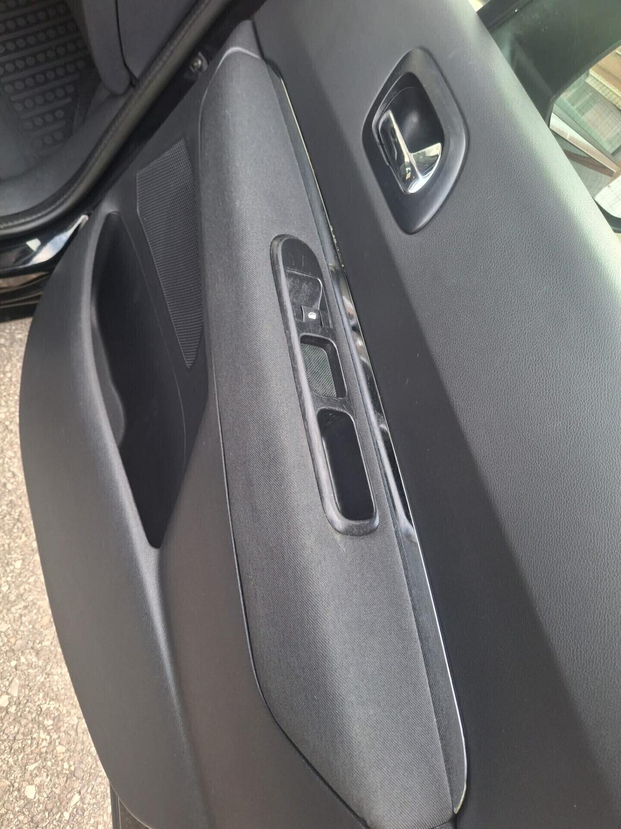 Peugeot 5008 1.6 HDi 115CV Allure 7 POSTI