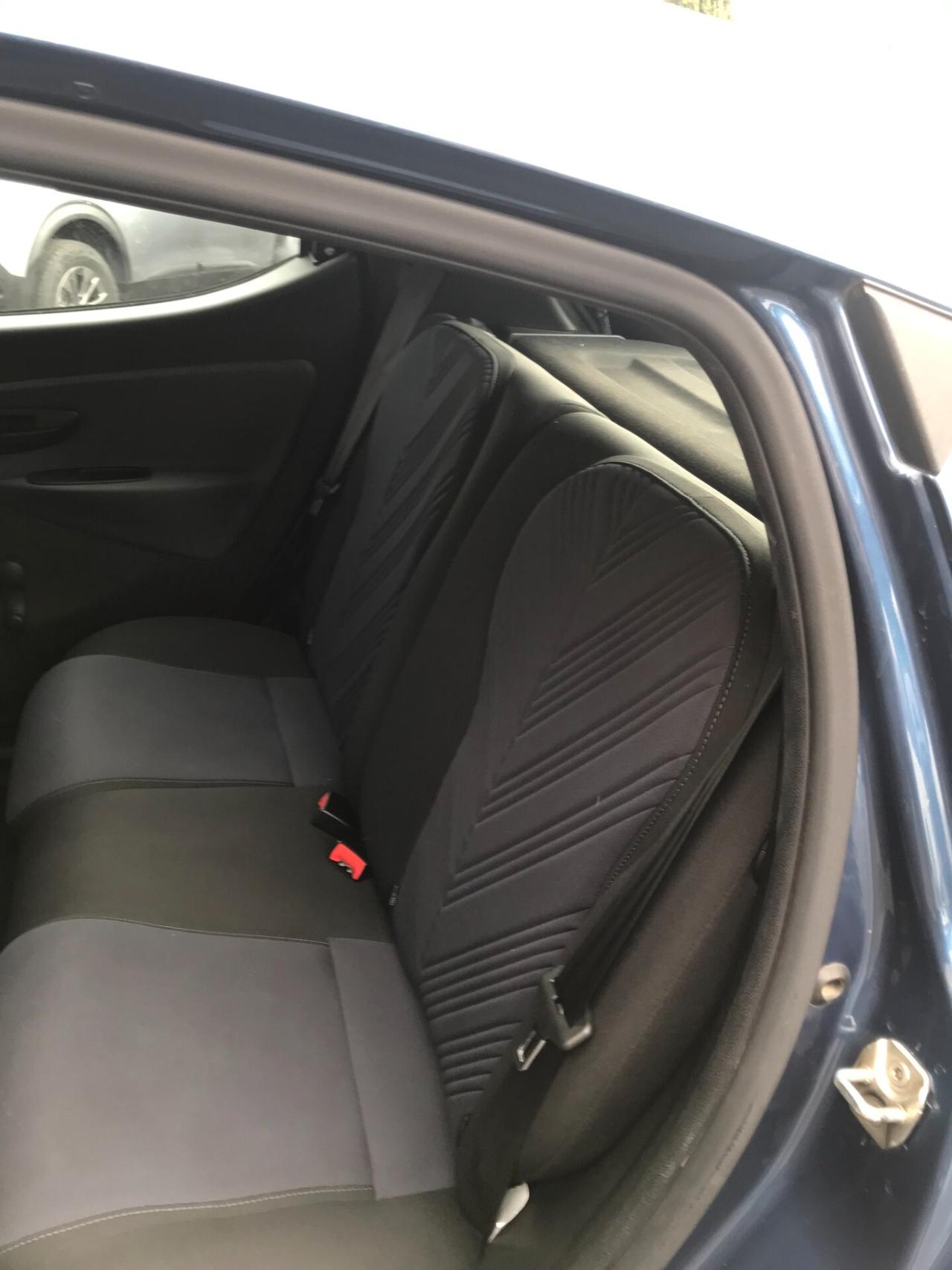 Lancia Ypsilon 1.0 FireFly 5 porte S&S Hybrid Ecochic Silver