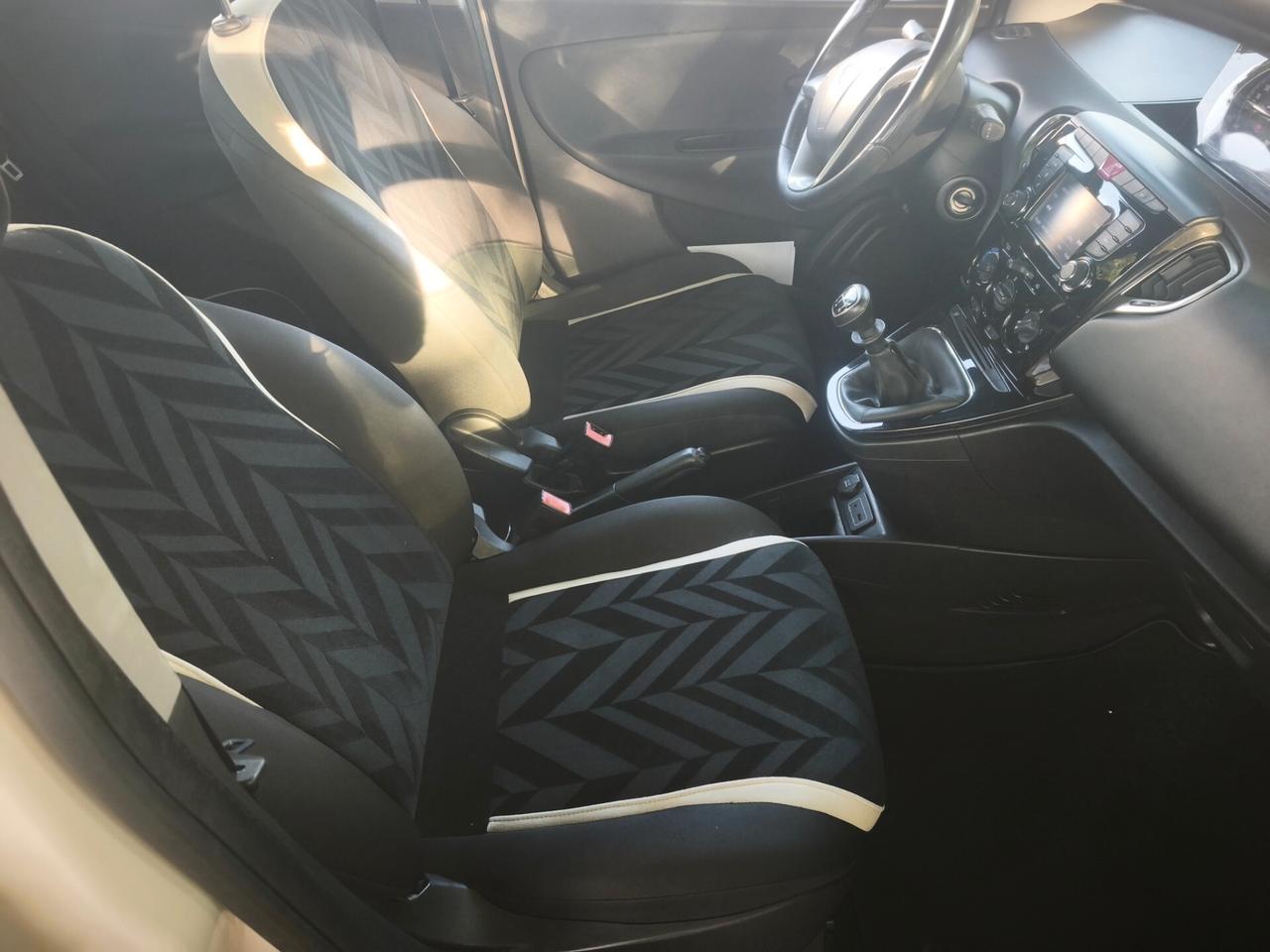 Lancia Ypsilon 1.2 69 CV 5 porte Platinum