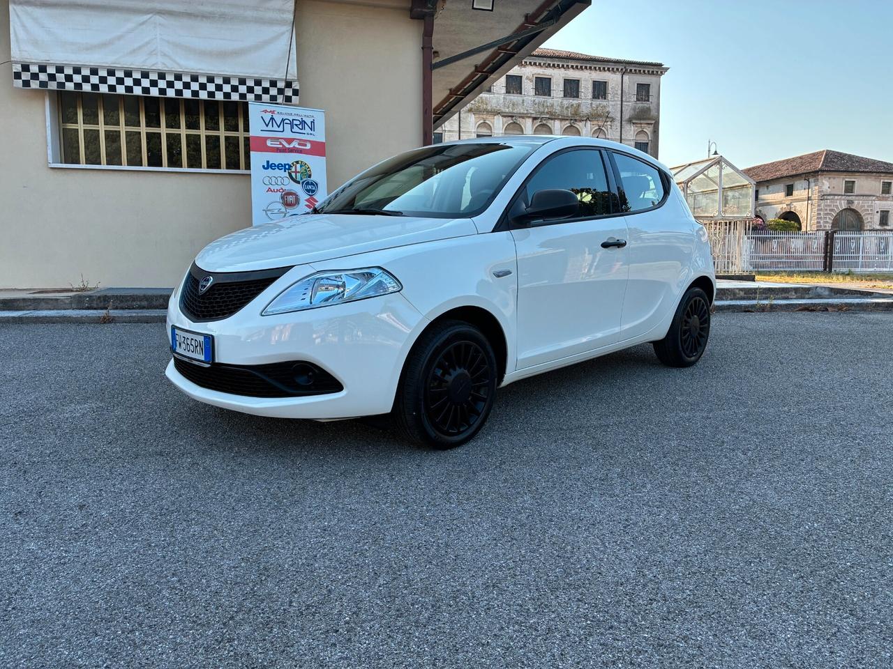 Lancia Ypsilon 1.2 69 CV Elefantino Blu 5 POSTI