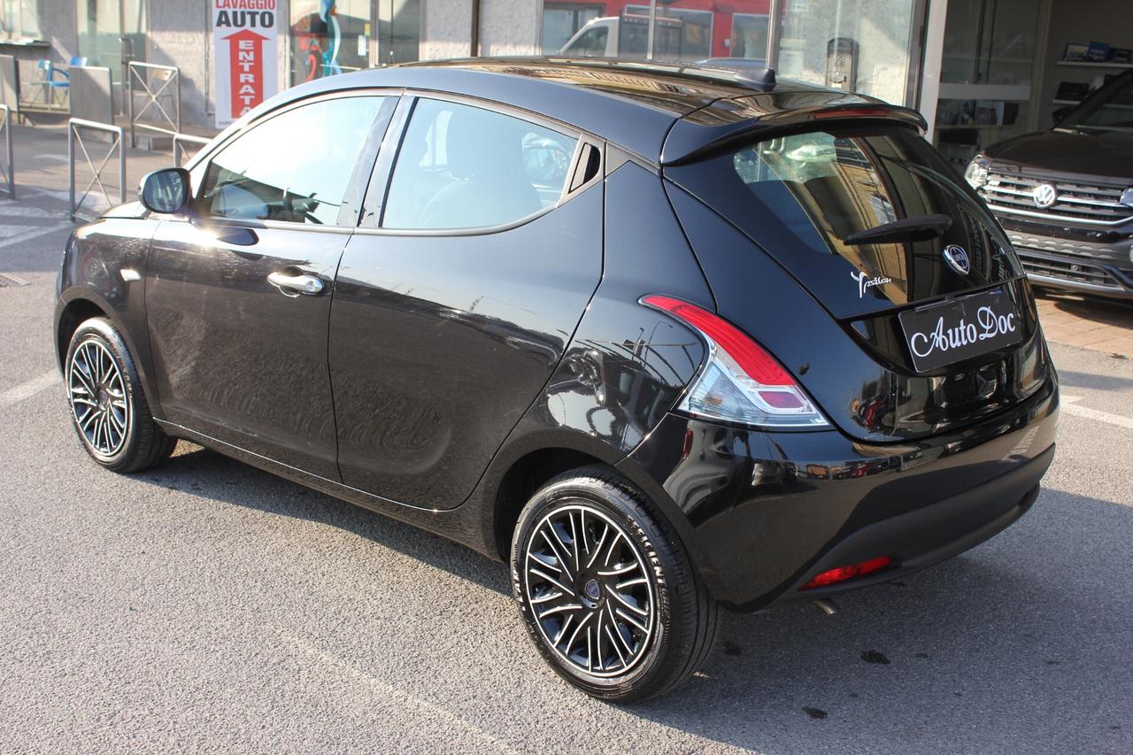 Lancia Ypsilon 1.0 S&S Hybrid Ecochic Gold