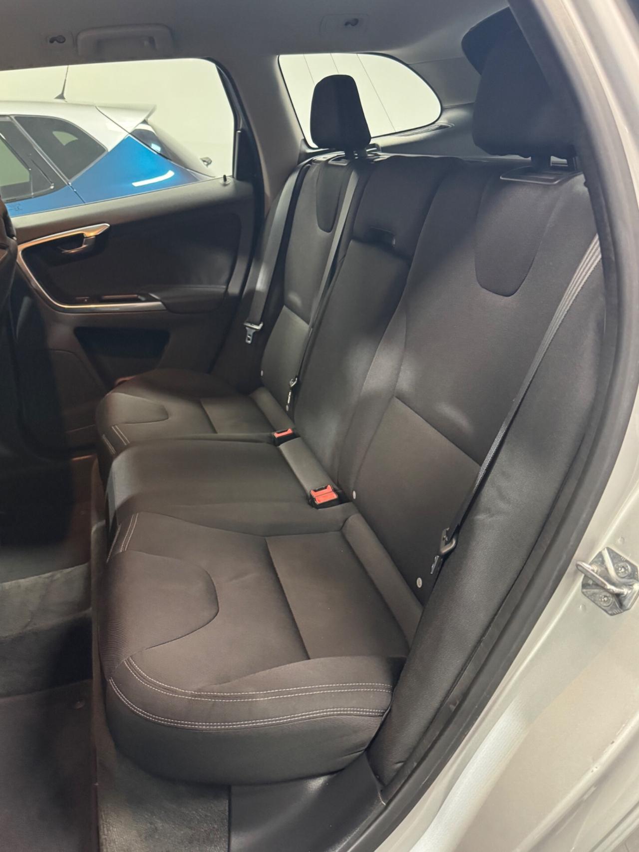 Volvo XC60 D4 R-design Momentum