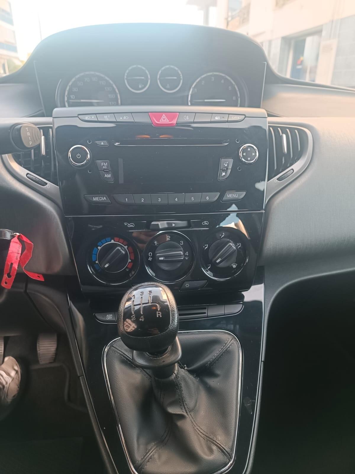 Lancia Ypsilon 1.2 69 CV 5 porte Silver