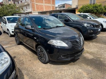 Lancia Ypsilon 1.2 69 CV Unyca MOMO DESIGN