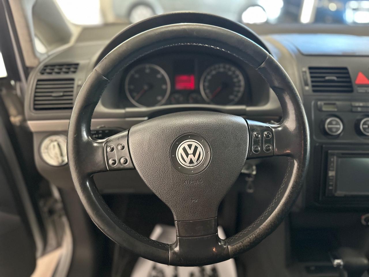 Volkswagen Touran 2.0 16V TDI DSG Highline 7 POSTI