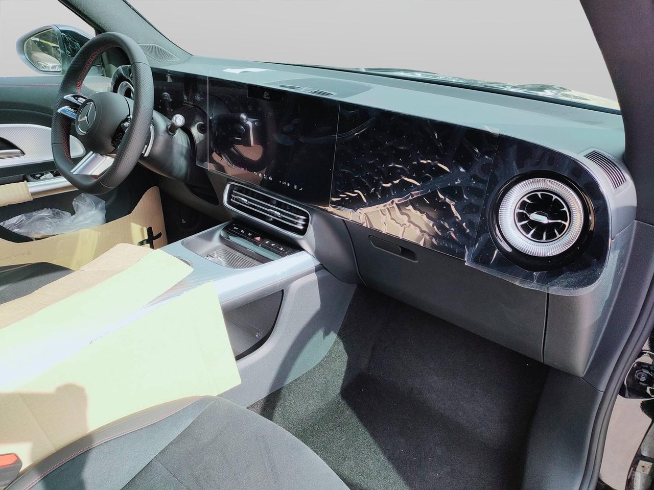 Mercedes-Benz GLB 250+ con tecnologia EQ