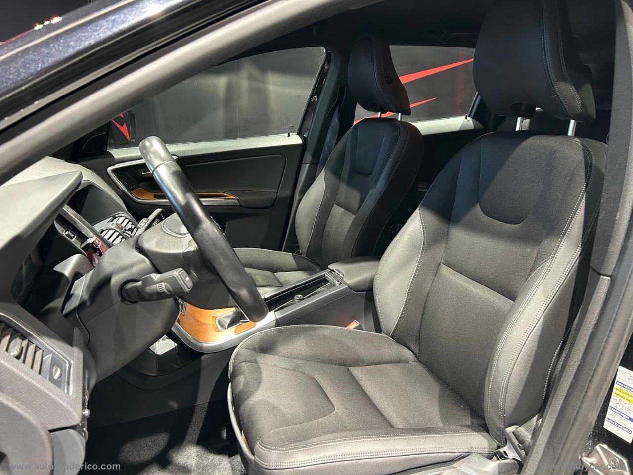 VOLVO XC60 D4 R-design Momentum