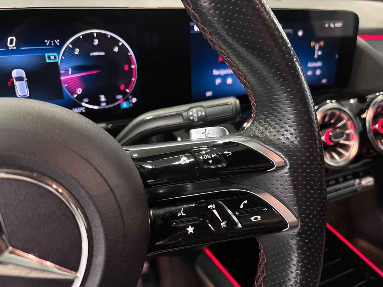 MERCEDES-BENZ GLA 200D PREMIUM AMG TETTO-NAVI-MULTIBEAM
