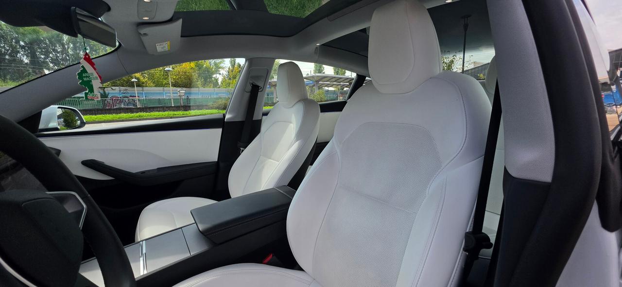 Tesla Model 3 - RWD Premium