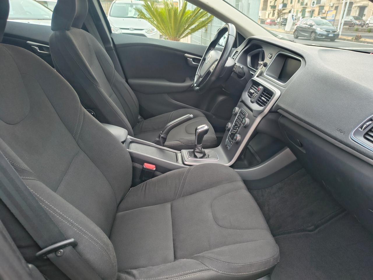 VOLVO V40 2.0 DIESEL SOLO 130.000 KM ANNO 2015