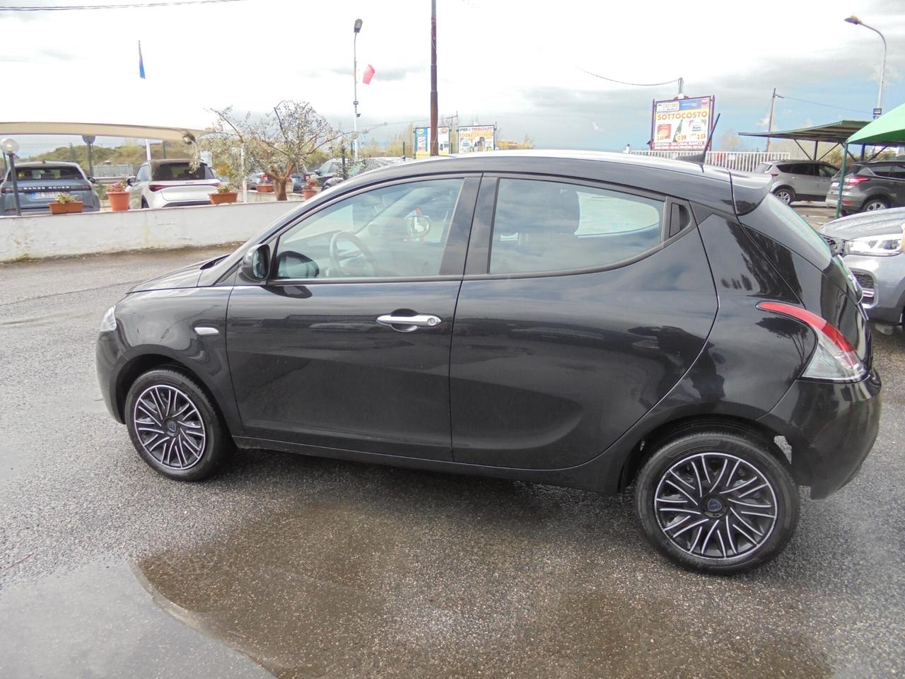 Lancia Ypsilon 1.0 FireFly 5 porte S&S Hybrid Silver
