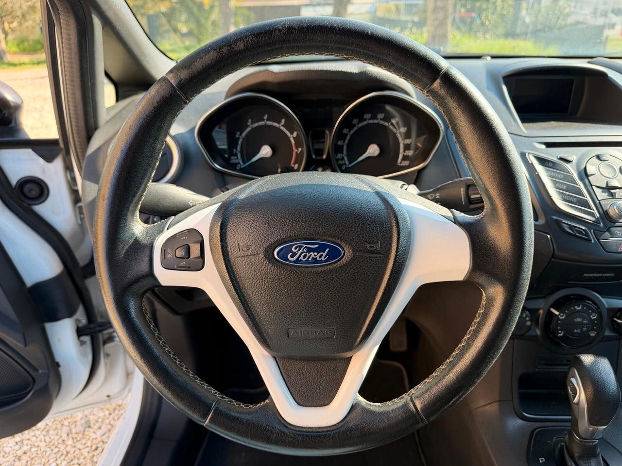 Ford Fiesta Cambio Automatico Black & White