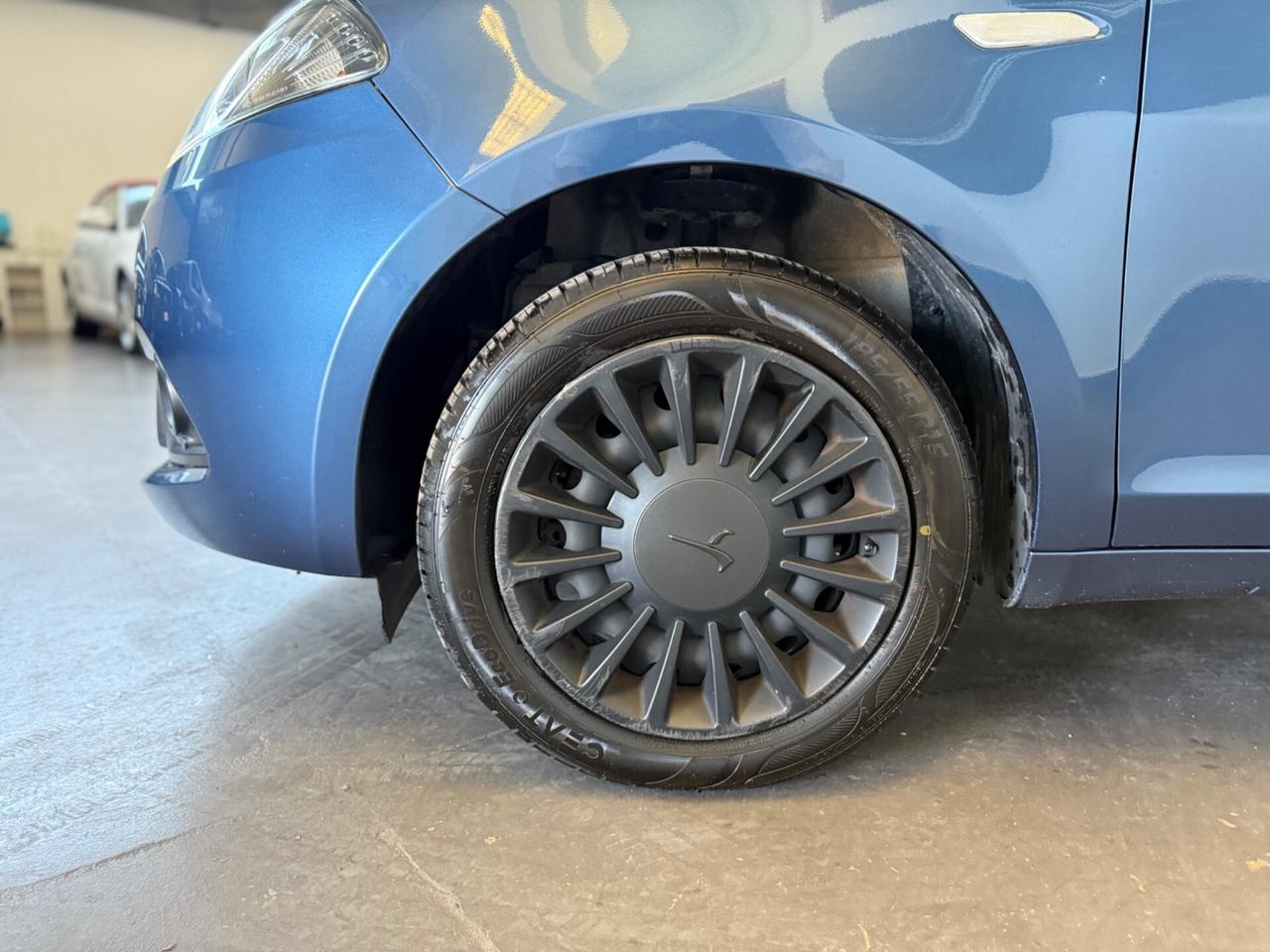 Lancia Ypsilon 1.0 FireFly S&S Hybrid Ecochic Silver