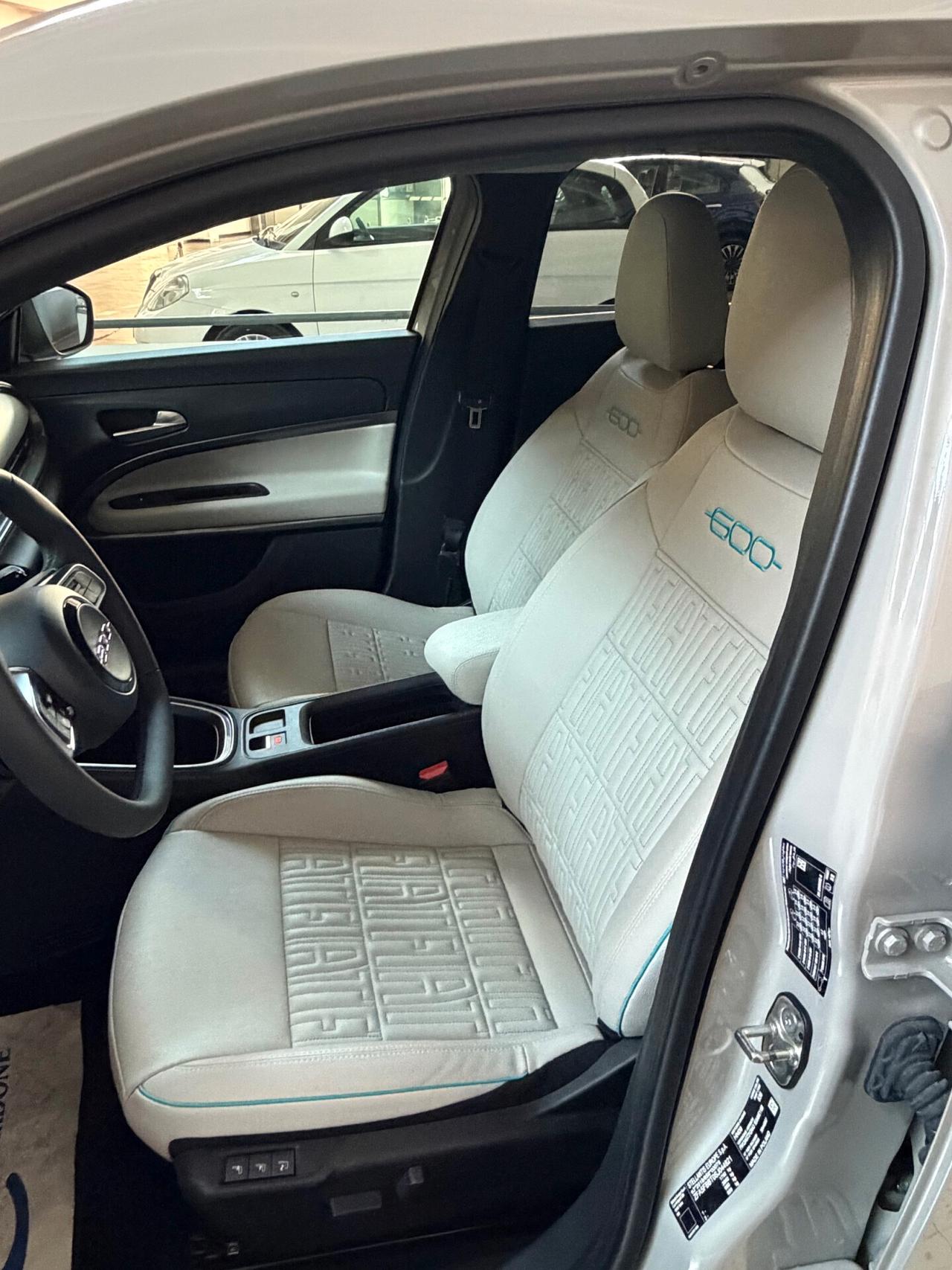 FIAT 600 1.2 HYBRID DCT MHEV LA PRIMA (14.000 KM!)