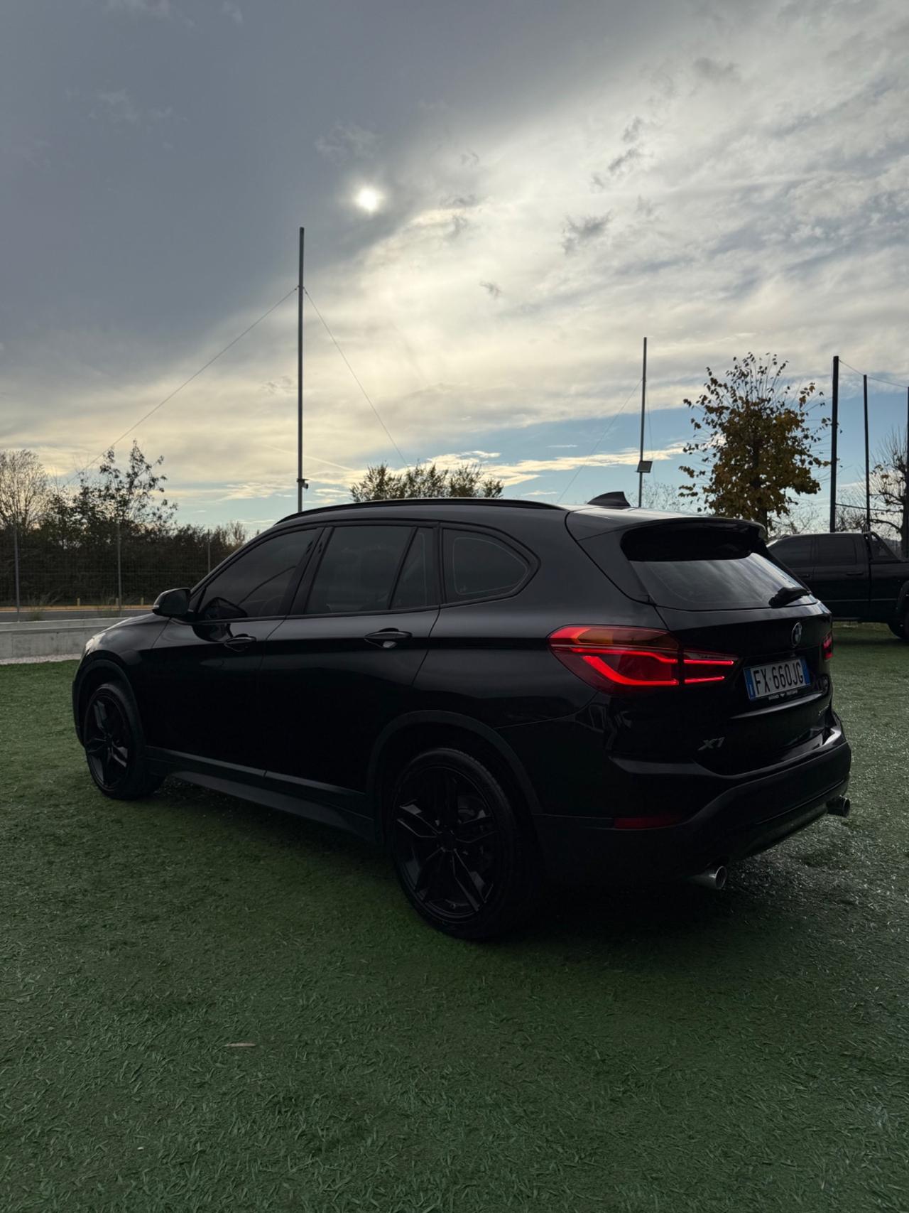 Bmw X1 sDrive18d xLine TOTAL BLACK