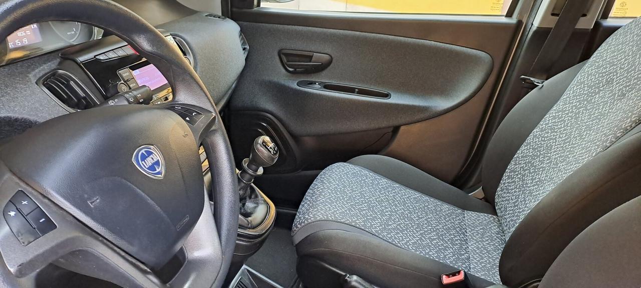 Lancia Ypsilon 1.0 FireFly 5 porte S&S Hybrid Ecochic Silver KM. 18000 AUTO PER NEOPATENTATI