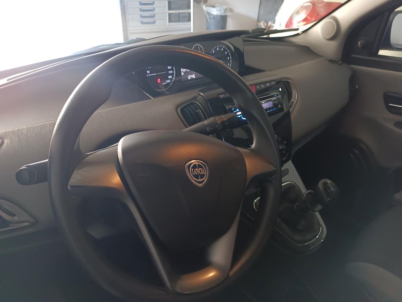 Lancia Ypsilon 1.2 69 CV Unyca