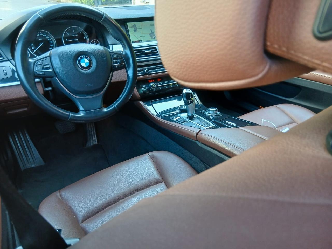 Bmw 525d xDrive Touring Futura in terno in pelle tabacco