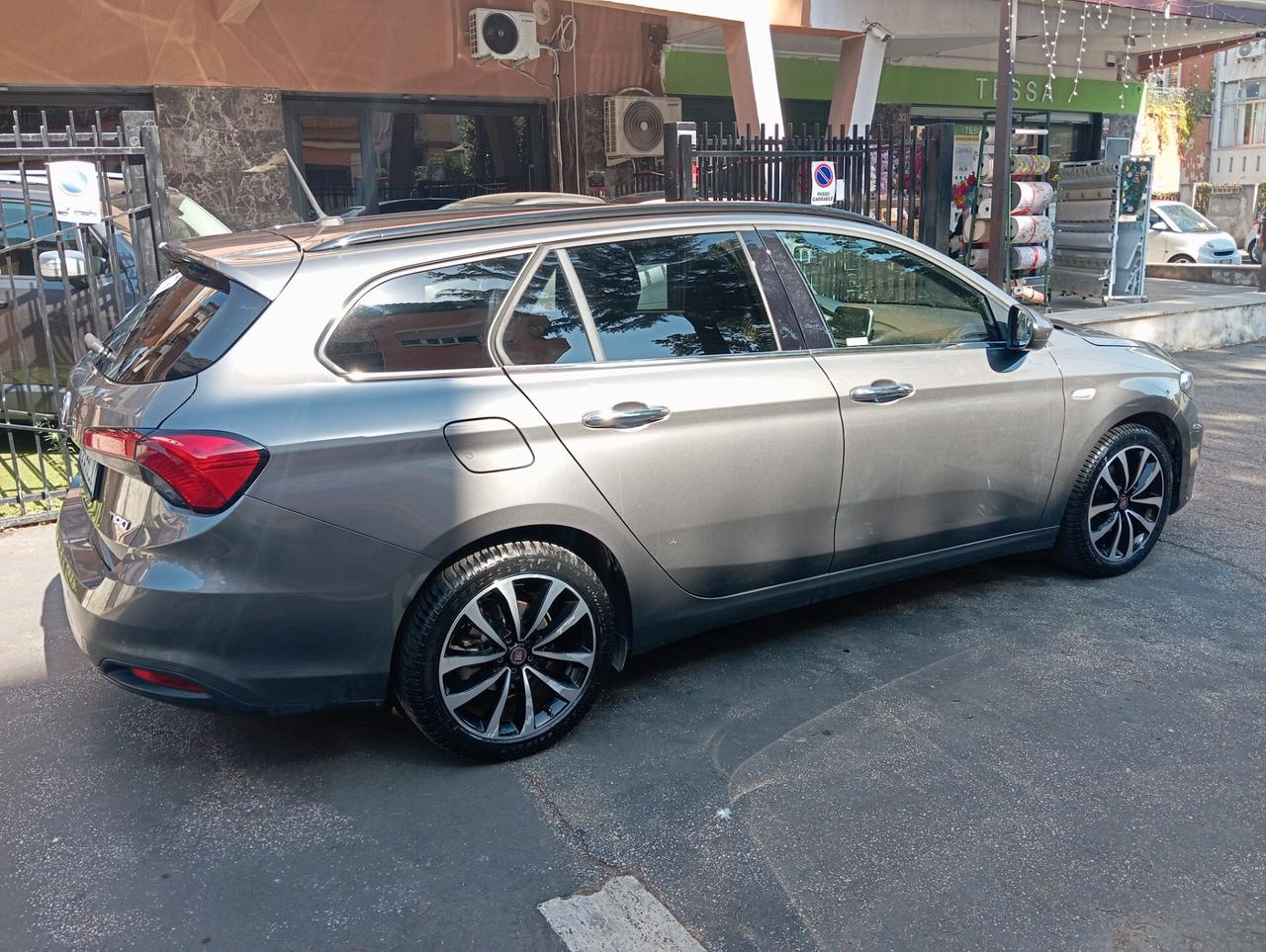 Fiat Tipo 1.6 Mjt SW Lounge offerta del mese